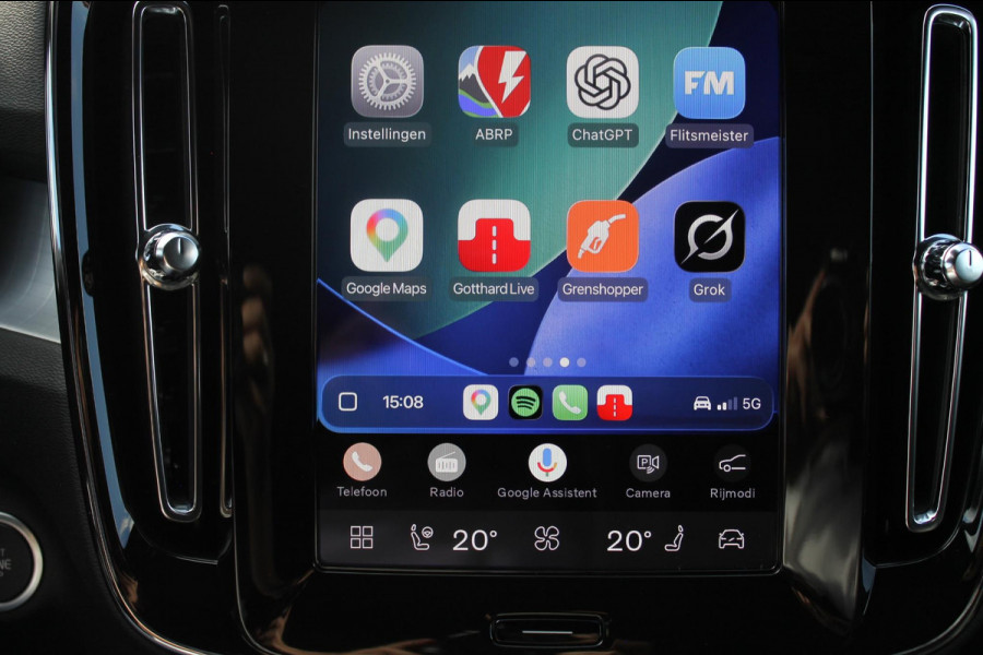 Volvo XC40 2.0 B3 Plus Black Edition Google Infotainment / Adaptieve cruise control / Elektrisch bedienbare voorstoelen met geheugen op de bestuurdersstoel / Stoelverwarming