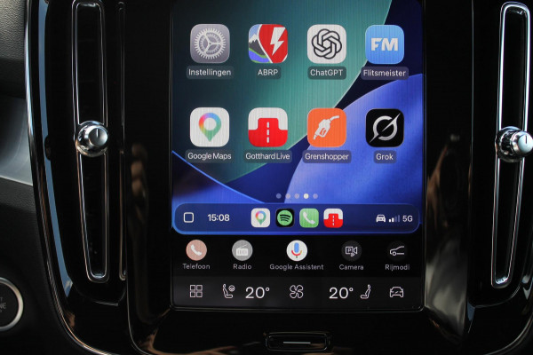 Volvo XC40 2.0 B3 Plus Black Edition Google Infotainment / Adaptieve cruise control / Elektrisch bedienbare voorstoelen met geheugen op de bestuurdersstoel / Stoelverwarming