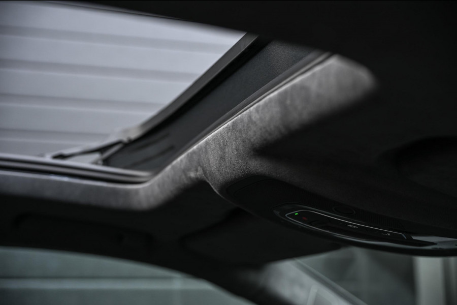 Audi Q8 E-Hybrid Quattro 360KW Competition Plus | Panoramadak | 5 Jr Garantie | Alcantara Hemelbekleding | Carbon Inleg | Stoelmassage + Ventilatie | Achterasbesturing | 360 Camera | B&O Sound | HUD | OLED | Soft Close | Ambiance Interieur |