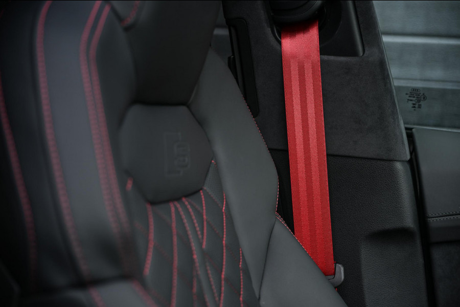 Audi Q8 E-Hybrid Quattro 360KW Competition Plus | Panoramadak | 5 Jr Garantie | Alcantara Hemelbekleding | Carbon Inleg | Stoelmassage + Ventilatie | Achterasbesturing | 360 Camera | B&O Sound | HUD | OLED | Soft Close | Ambiance Interieur |