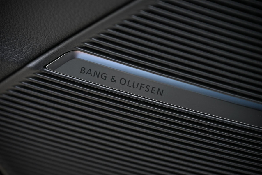 Audi Q8 E-Hybrid Quattro 360KW Competition Plus | Panoramadak | 5 Jr Garantie | Alcantara Hemelbekleding | Carbon Inleg | Stoelmassage + Ventilatie | Achterasbesturing | 360 Camera | B&O Sound | HUD | OLED | Soft Close | Ambiance Interieur |