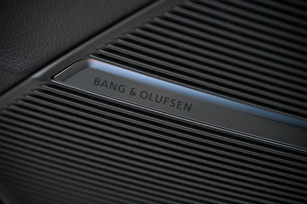 Audi Q8 E-Hybrid Quattro 360KW Competition Plus | Panoramadak | 5 Jr Garantie | Alcantara Hemelbekleding | Carbon Inleg | Stoelmassage + Ventilatie | Achterasbesturing | 360 Camera | B&O Sound | HUD | OLED | Soft Close | Ambiance Interieur |