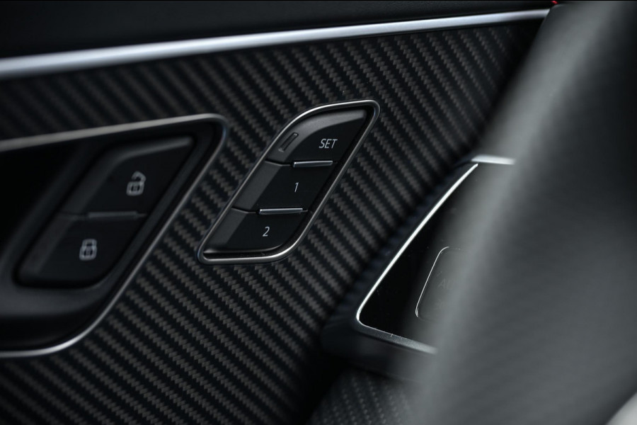 Audi Q8 E-Hybrid Quattro 360KW Competition Plus | Panoramadak | 5 Jr Garantie | Alcantara Hemelbekleding | Carbon Inleg | Stoelmassage + Ventilatie | Achterasbesturing | 360 Camera | B&O Sound | HUD | OLED | Soft Close | Ambiance Interieur |