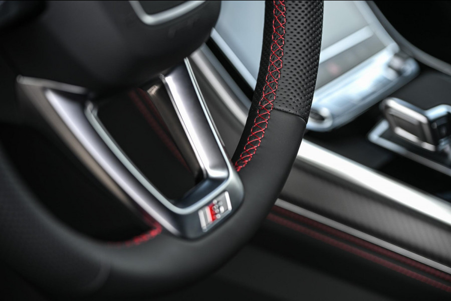 Audi Q8 E-Hybrid Quattro 360KW Competition Plus | Panoramadak | 5 Jr Garantie | Alcantara Hemelbekleding | Carbon Inleg | Stoelmassage + Ventilatie | Achterasbesturing | 360 Camera | B&O Sound | HUD | OLED | Soft Close | Ambiance Interieur |
