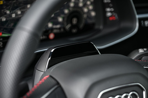 Audi Q8 E-Hybrid Quattro 360KW Competition Plus | Panoramadak | 5 Jr Garantie | Alcantara Hemelbekleding | Carbon Inleg | Stoelmassage + Ventilatie | Achterasbesturing | 360 Camera | B&O Sound | HUD | OLED | Soft Close | Ambiance Interieur |