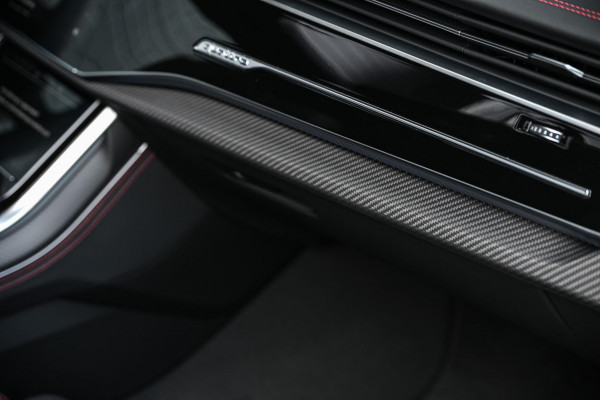 Audi Q8 E-Hybrid Quattro 360KW Competition Plus | Panoramadak | 5 Jr Garantie | Alcantara Hemelbekleding | Carbon Inleg | Stoelmassage + Ventilatie | Achterasbesturing | 360 Camera | B&O Sound | HUD | OLED | Soft Close | Ambiance Interieur |