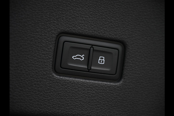 Audi Q8 E-Hybrid Quattro 360KW Competition Plus | Panoramadak | 5 Jr Garantie | Alcantara Hemelbekleding | Carbon Inleg | Stoelmassage + Ventilatie | Achterasbesturing | 360 Camera | B&O Sound | HUD | OLED | Soft Close | Ambiance Interieur |