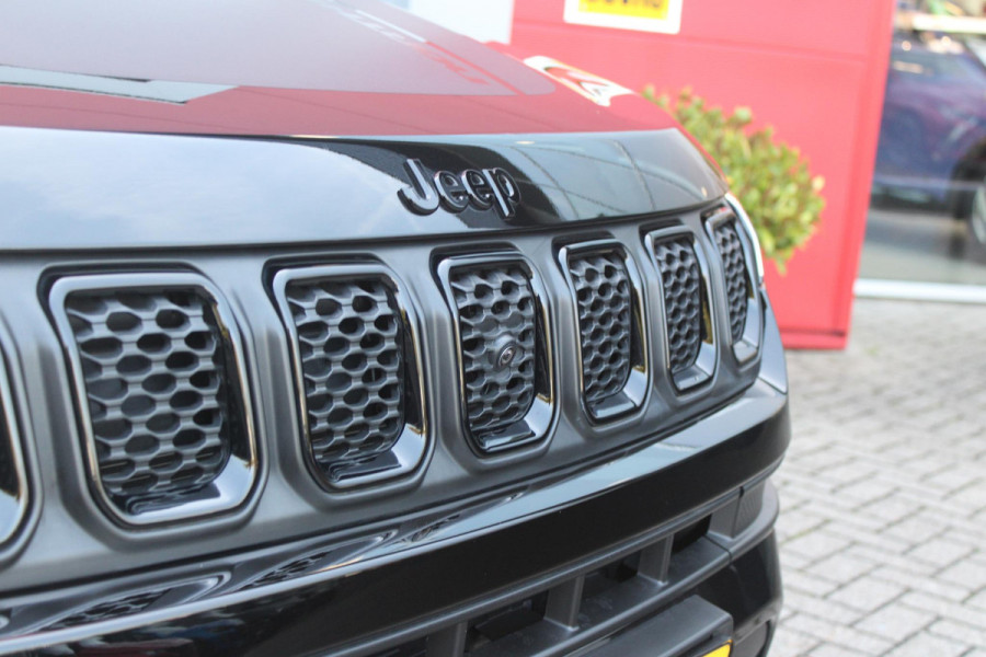 Jeep Compass 4xe 240PK Plug-in Hybrid Electric NORTH STAR | PANORAMA SCHUIF/KANTEL DAK | WINTERPACK: STOEL/STUUR/PARKEERNSENSOREN/RUITENSPROEIER VERWARMBAAR | SAFETY PACK: 360° CAMERA/DODEHOEK BEWAKING/BUITENSPIEGELS MET INSTAPVERLICHTING | 10,1" TOUCHSCREEN MET NAVIGATIE/ADAPTIVE CRUISE CONTROL INCL LANE CENTERING ASSIST/VERKEERSBORDEN INFORMATIE/DRAADLOZE TELEFOONLADER/HANDSFREE ELEKTRISCH BEDIENBARE ACHTERKLEP | PREMIUM AUDIO SYSTEEM MET 9 SPEAKERS & SUBWOOVER "ALPINE" | KEYLESS ENTRY | DRAADLOZE APPLE CARPLAY/ANDROID AUTO | 18" LICHTMETALEN VELGEN | ALL SEASON BANDEN |