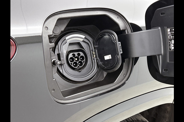 Mercedes-Benz GLA 250 e AMG Line | AMG-LIne In en Exterieur | 360 Camera | Sfeerverlichting | Navigatie | Keyless entry|  Easy-pack | Inclusief 24 maanden MB Certified garantie voor Europa.