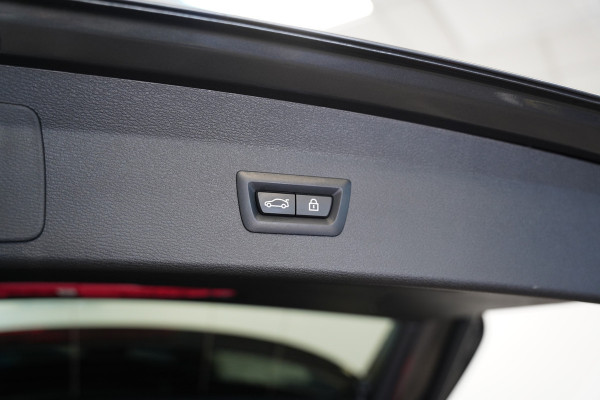 BMW X1 sDrive20i High Executive Panoramadak M-Sport Trekhaak