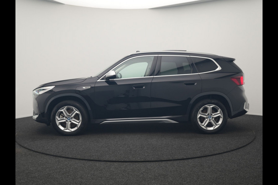 BMW X1 xDrive30e X Line PHEV 326pk Dealer O.H. | Trekhaak Af Fabriek | Panodak | Camera | Harman / Kardon | Lederen Voorstoelen Memory & Verwarmd | Sfeerverlichting | Apple Carplay | Navigatie | DAB | Cruise Control | Plug In Hybrid |