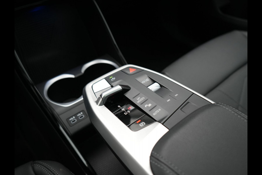BMW X1 xDrive30e X Line PHEV 326pk Dealer O.H. | Trekhaak Af Fabriek | Panodak | Camera | Harman / Kardon | Lederen Voorstoelen Memory & Verwarmd | Sfeerverlichting | Apple Carplay | Navigatie | DAB | Cruise Control | Plug In Hybrid |