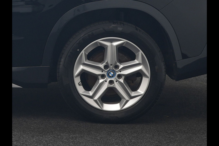BMW X1 xDrive30e X Line PHEV 326pk Dealer O.H. | Trekhaak Af Fabriek | Panodak | Camera | Harman / Kardon | Lederen Voorstoelen Memory & Verwarmd | Sfeerverlichting | Apple Carplay | Navigatie | DAB | Cruise Control | Plug In Hybrid |