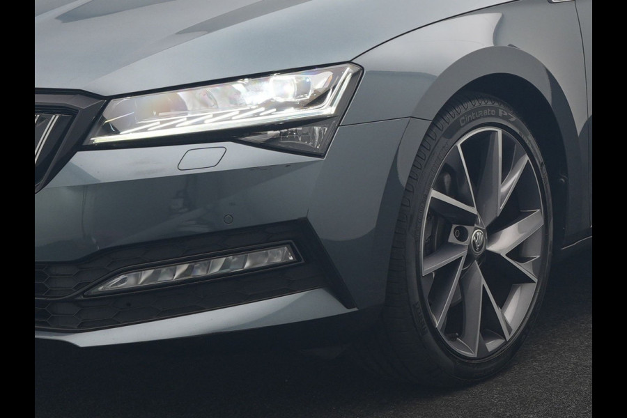 Škoda Superb Combi 1.4 TSI iV Sportline Business PHEV 218pk Dealer O.H. | Trekhaak Af Fabriek | Panodak | Adaptive Cruise | 360 Camera | Alcantara Sportstoelen Memory & Verwarmd | Stuur Verwarmd | Blis | Keyless | Crystal LED | Sfeerverlichting | Apple Carplay |  Plug In Hybrid |