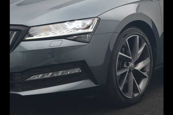 Škoda Superb Combi 1.4 TSI iV Sportline Business PHEV 218pk Dealer O.H. | Trekhaak Af Fabriek | Panodak | Adaptive Cruise | 360 Camera | Alcantara Sportstoelen Memory & Verwarmd | Stuur Verwarmd | Blis | Keyless | Crystal LED | Sfeerverlichting | Apple Carplay |  Plug In Hybrid |
