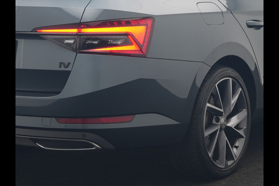 Škoda Superb Combi 1.4 TSI iV Sportline Business PHEV 218pk Dealer O.H. | Trekhaak Af Fabriek | Panodak | Adaptive Cruise | 360 Camera | Alcantara Sportstoelen Memory & Verwarmd | Stuur Verwarmd | Blis | Keyless | Crystal LED | Sfeerverlichting | Apple Carplay |  Plug In Hybrid |