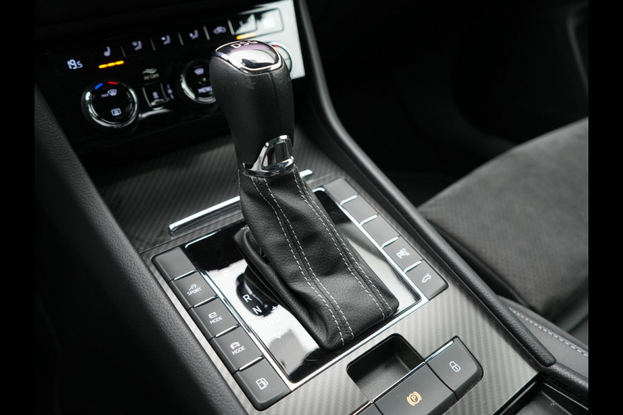 Škoda Superb Combi 1.4 TSI iV Sportline Business PHEV 218pk Dealer O.H. | Trekhaak Af Fabriek | Panodak | Adaptive Cruise | 360 Camera | Alcantara Sportstoelen Memory & Verwarmd | Stuur Verwarmd | Blis | Keyless | Crystal LED | Sfeerverlichting | Apple Carplay |  Plug In Hybrid |