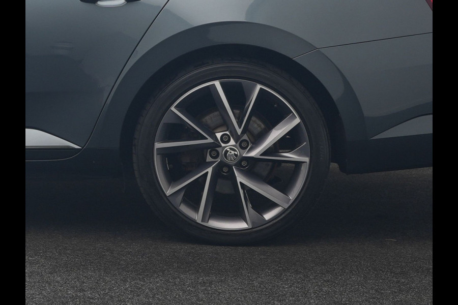 Škoda Superb Combi 1.4 TSI iV Sportline Business PHEV 218pk Dealer O.H. | Trekhaak Af Fabriek | Panodak | Adaptive Cruise | 360 Camera | Alcantara Sportstoelen Memory & Verwarmd | Stuur Verwarmd | Blis | Keyless | Crystal LED | Sfeerverlichting | Apple Carplay |  Plug In Hybrid |
