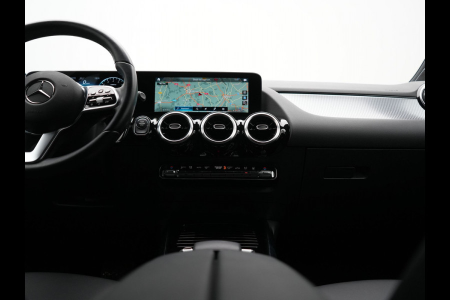 Mercedes-Benz B-Klasse 250 e Advantage PHEV 218pk Dealer O.H. | Trekhaak Af Fabriek | Adaptive Cruise | Head Up | Burmester Audio | Camera | Lederen Sportstoelen Memory & Verwarmd | BLIS | Apple Carplay | Widescreen Navi | DAB | Plug In Hybrid |