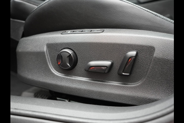 Škoda Superb Combi 1.4 TSI iV Sportline Business PHEV 218pk Dealer O.H. | Trekhaak Af Fabriek | Panodak | Adaptive Cruise | Camera | Canton Audio | Alcantara Sportstoelen Memory & Verwarmd | Stuur Verwarmd | Sfeerverlichting | Keyless | BLIS | Crystal LED | Plug In Hybrid |