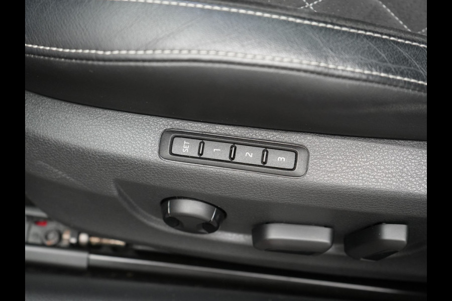 Škoda Superb Combi 1.4 TSI iV Sportline Business PHEV 218pk Dealer O.H. | Trekhaak Af Fabriek | Panodak | Adaptive Cruise | Camera | Canton Audio | Alcantara Sportstoelen Memory & Verwarmd | Stuur Verwarmd | Sfeerverlichting | Keyless | BLIS | Crystal LED | Plug In Hybrid |