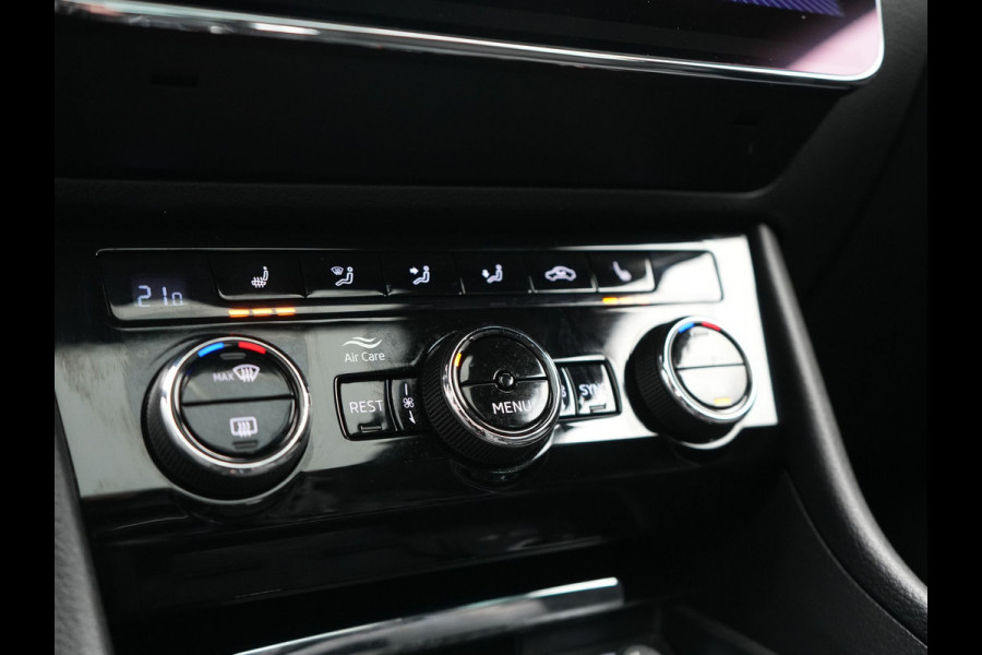Škoda Superb Combi 1.4 TSI iV Sportline Business PHEV 218pk Dealer O.H. | Trekhaak Af Fabriek | Panodak | Adaptive Cruise | Camera | Canton Audio | Alcantara Sportstoelen Memory & Verwarmd | Stuur Verwarmd | Sfeerverlichting | Keyless | BLIS | Crystal LED | Plug In Hybrid |