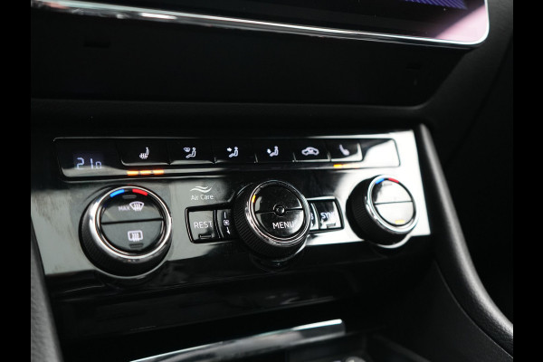 Škoda Superb Combi 1.4 TSI iV Sportline Business PHEV 218pk Dealer O.H. | Trekhaak Af Fabriek | Panodak | Adaptive Cruise | Camera | Canton Audio | Alcantara Sportstoelen Memory & Verwarmd | Stuur Verwarmd | Sfeerverlichting | Keyless | BLIS | Crystal LED | Plug In Hybrid |