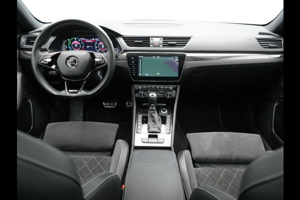 Škoda Superb Combi 1.4 TSI iV Sportline Business PHEV 218pk Dealer O.H. | Trekhaak Af Fabriek | Panodak | Adaptive Cruise | Camera | Canton Audio | Alcantara Sportstoelen Memory & Verwarmd | Stuur Verwarmd | Sfeerverlichting | Keyless | BLIS | Crystal LED | Plug In Hybrid |