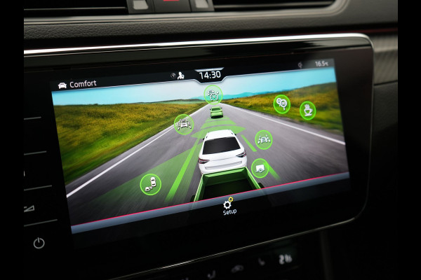 Škoda Superb Combi 1.4 TSI iV Sportline Business PHEV 218pk Dealer O.H. | Trekhaak Af Fabriek | Panodak | Adaptive Cruise | Camera | Canton Audio | Alcantara Sportstoelen Memory & Verwarmd | Stuur Verwarmd | Sfeerverlichting | Keyless | BLIS | Crystal LED | Plug In Hybrid |