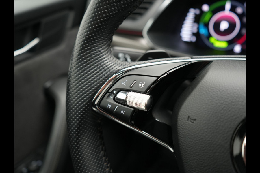 Škoda Superb Combi 1.4 TSI iV Sportline Business PHEV 218pk Dealer O.H. | Trekhaak Af Fabriek | Panodak | Adaptive Cruise | Camera | Canton Audio | Alcantara Sportstoelen Memory & Verwarmd | Stuur Verwarmd | Sfeerverlichting | Keyless | BLIS | Crystal LED | Plug In Hybrid |