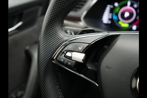Škoda Superb Combi 1.4 TSI iV Sportline Business PHEV 218pk Dealer O.H. | Trekhaak Af Fabriek | Panodak | Adaptive Cruise | Camera | Canton Audio | Alcantara Sportstoelen Memory & Verwarmd | Stuur Verwarmd | Sfeerverlichting | Keyless | BLIS | Crystal LED | Plug In Hybrid |