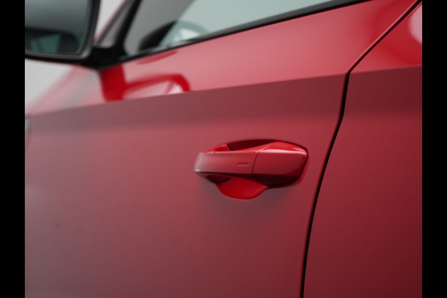 Škoda Superb Combi 1.4 TSI iV Sportline Business PHEV 218pk Dealer O.H. | Trekhaak Af Fabriek | Panodak | Adaptive Cruise | Camera | Canton Audio | Alcantara Sportstoelen Memory & Verwarmd | Stuur Verwarmd | Sfeerverlichting | Keyless | BLIS | Crystal LED | Plug In Hybrid |