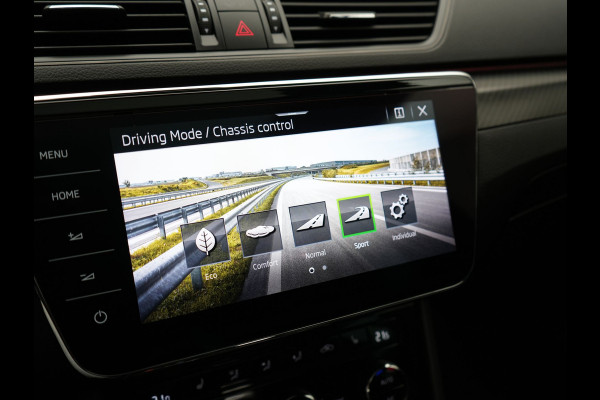 Škoda Superb Combi 1.4 TSI iV Sportline Business PHEV 218pk Dealer O.H. | Trekhaak Af Fabriek | Panodak | Adaptive Cruise | Camera | Canton Audio | Alcantara Sportstoelen Memory & Verwarmd | Stuur Verwarmd | Sfeerverlichting | Keyless | BLIS | Crystal LED | Plug In Hybrid |