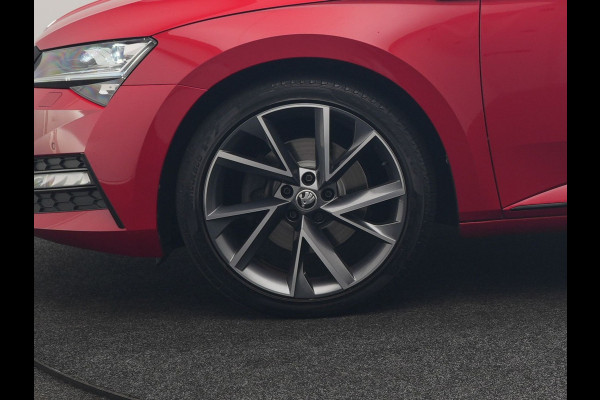 Škoda Superb Combi 1.4 TSI iV Sportline Business PHEV 218pk Dealer O.H. | Trekhaak Af Fabriek | Panodak | Adaptive Cruise | Camera | Canton Audio | Alcantara Sportstoelen Memory & Verwarmd | Stuur Verwarmd | Sfeerverlichting | Keyless | BLIS | Crystal LED | Plug In Hybrid |