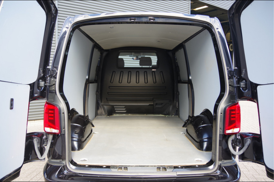 Volkswagen Transporter 2.0 TDI L2 3-ZITS, 150PK AUT. LED, 2X SCHUIFDEUR, TREKHAAK, STANDKACHEL, STOELVERWARMING, CAMERA, ADAPT. CRUISE, AIRCO, DUBBELE
