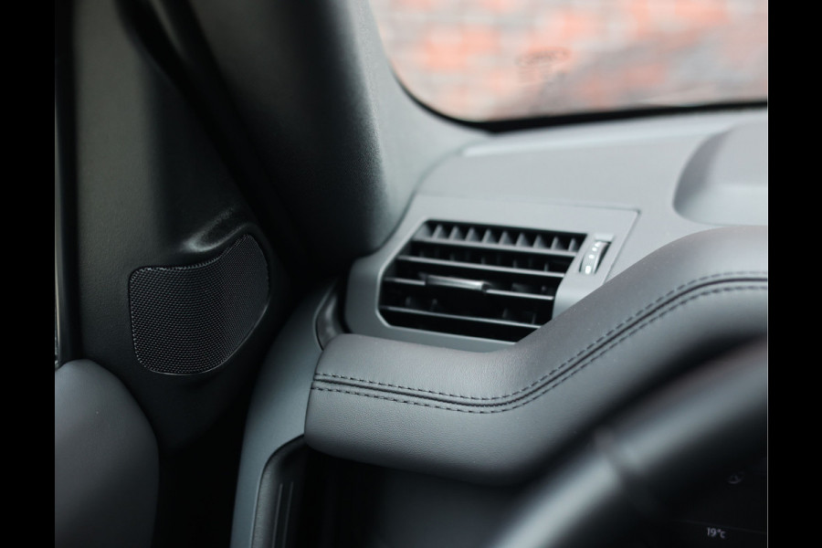 Land Rover Defender P300e X-Dynamic HSE | Meridian - HUD - Trekhaak