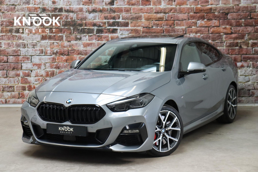 BMW 2 Serie Gran Coupé 218i High Executive M Sport Pakket Automaat / Panoramadak / Live Cockpit Professional / Stoel- en stuurverwarming / Head-Up Display / Achteruitrijcamera / HiFi / Shadow Line / DAB / Cruise Control / Extra Getint Glas / 18 Inch / Climate Control