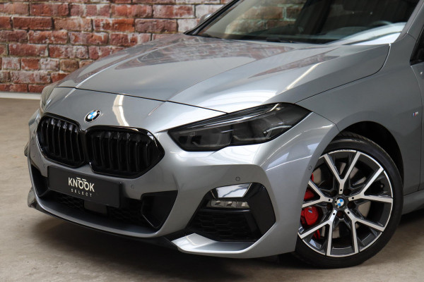 BMW 2 Serie Gran Coupé 218i High Executive M Sport Pakket Automaat / Panoramadak / Live Cockpit Professional / Stoel- en stuurverwarming / Head-Up Display / Achteruitrijcamera / HiFi / Shadow Line / DAB / Cruise Control / Extra Getint Glas / 18 Inch / Climate Control