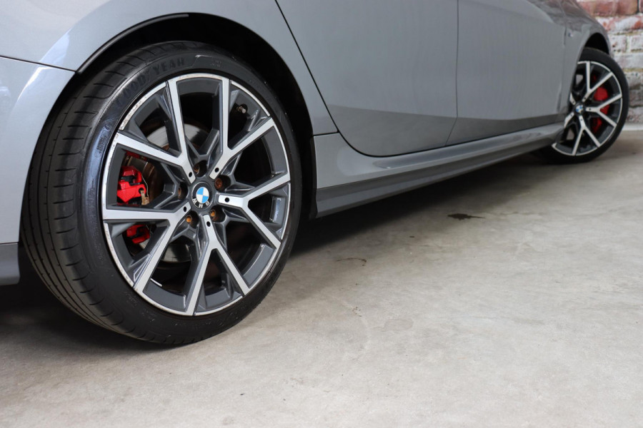 BMW 2 Serie Gran Coupé 218i High Executive M Sport Pakket Automaat / Panoramadak / Live Cockpit Professional / Stoel- en stuurverwarming / Head-Up Display / Achteruitrijcamera / HiFi / Shadow Line / DAB / Cruise Control / Extra Getint Glas / 18 Inch / Climate Control