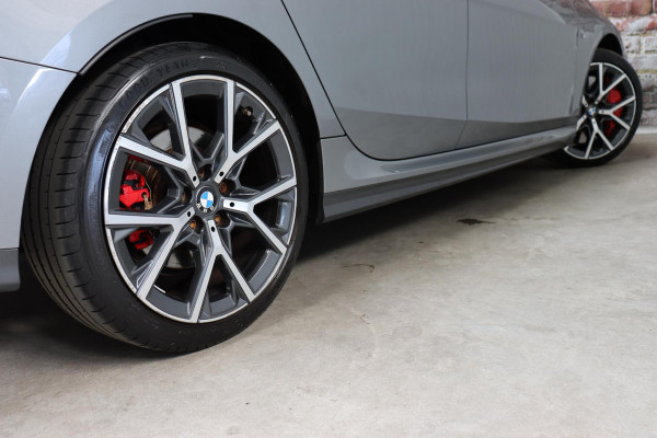 BMW 2 Serie Gran Coupé 218i High Executive M Sport Pakket Automaat / Panoramadak / Live Cockpit Professional / Stoel- en stuurverwarming / Head-Up Display / Achteruitrijcamera / HiFi / Shadow Line / DAB / Cruise Control / Extra Getint Glas / 18 Inch / Climate Control
