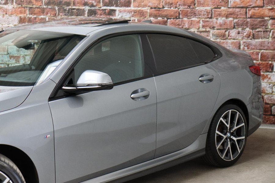 BMW 2 Serie Gran Coupé 218i High Executive M Sport Pakket Automaat / Panoramadak / Live Cockpit Professional / Stoel- en stuurverwarming / Head-Up Display / Achteruitrijcamera / HiFi / Shadow Line / DAB / Cruise Control / Extra Getint Glas / 18 Inch / Climate Control