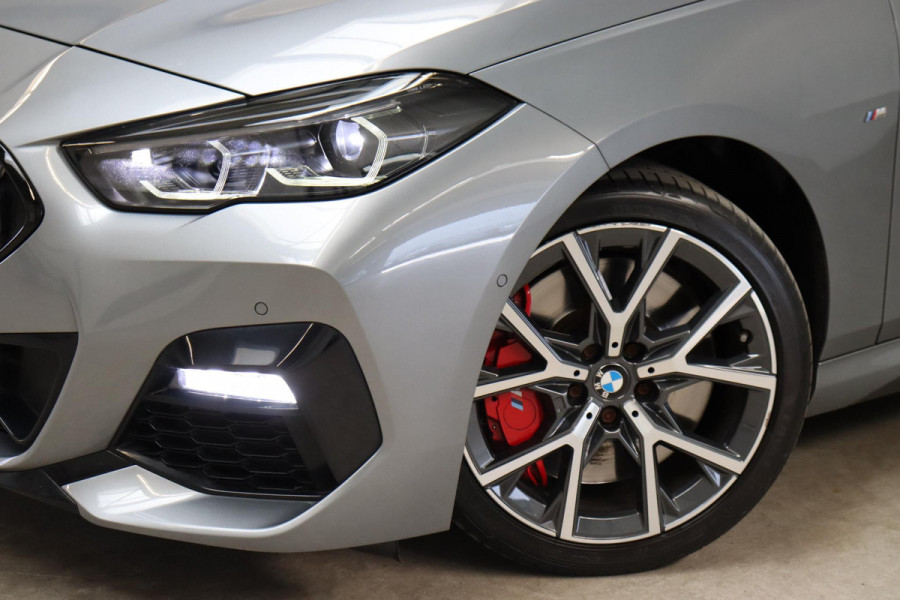 BMW 2 Serie Gran Coupé 218i High Executive M Sport Pakket Automaat / Panoramadak / Live Cockpit Professional / Stoel- en stuurverwarming / Head-Up Display / Achteruitrijcamera / HiFi / Shadow Line / DAB / Cruise Control / Extra Getint Glas / 18 Inch / Climate Control