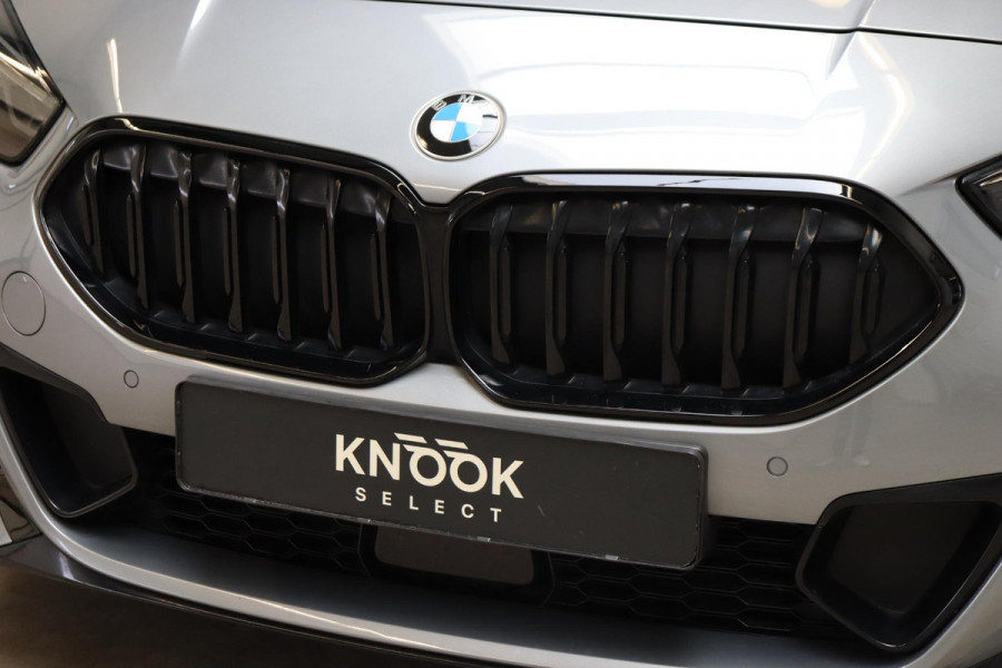 BMW 2 Serie Gran Coupé 218i High Executive M Sport Pakket Automaat / Panoramadak / Live Cockpit Professional / Stoel- en stuurverwarming / Head-Up Display / Achteruitrijcamera / HiFi / Shadow Line / DAB / Cruise Control / Extra Getint Glas / 18 Inch / Climate Control
