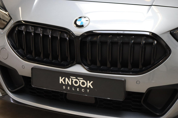 BMW 2 Serie Gran Coupé 218i High Executive M Sport Pakket Automaat / Panoramadak / Live Cockpit Professional / Stoel- en stuurverwarming / Head-Up Display / Achteruitrijcamera / HiFi / Shadow Line / DAB / Cruise Control / Extra Getint Glas / 18 Inch / Climate Control