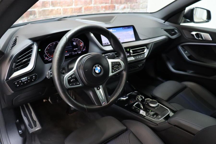 BMW 2 Serie Gran Coupé 218i High Executive M Sport Pakket Automaat / Panoramadak / Live Cockpit Professional / Stoel- en stuurverwarming / Head-Up Display / Achteruitrijcamera / HiFi / Shadow Line / DAB / Cruise Control / Extra Getint Glas / 18 Inch / Climate Control