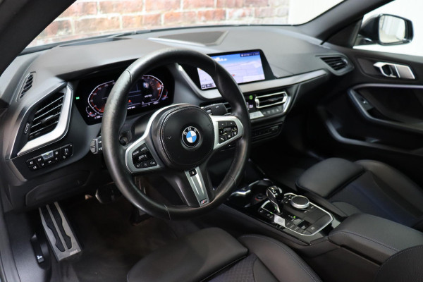 BMW 2 Serie Gran Coupé 218i High Executive M Sport Pakket Automaat / Panoramadak / Live Cockpit Professional / Stoel- en stuurverwarming / Head-Up Display / Achteruitrijcamera / HiFi / Shadow Line / DAB / Cruise Control / Extra Getint Glas / 18 Inch / Climate Control
