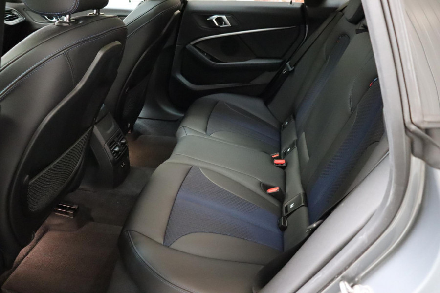 BMW 2 Serie Gran Coupé 218i High Executive M Sport Pakket Automaat / Panoramadak / Live Cockpit Professional / Stoel- en stuurverwarming / Head-Up Display / Achteruitrijcamera / HiFi / Shadow Line / DAB / Cruise Control / Extra Getint Glas / 18 Inch / Climate Control
