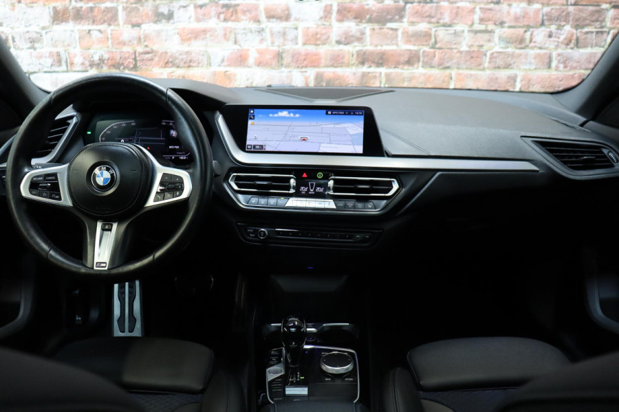 BMW 2 Serie Gran Coupé 218i High Executive M Sport Pakket Automaat / Panoramadak / Live Cockpit Professional / Stoel- en stuurverwarming / Head-Up Display / Achteruitrijcamera / HiFi / Shadow Line / DAB / Cruise Control / Extra Getint Glas / 18 Inch / Climate Control