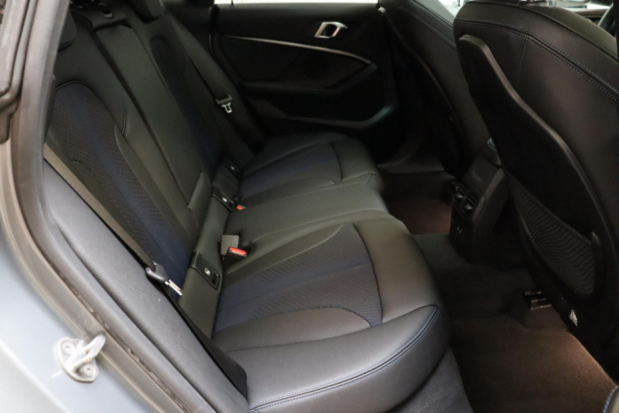 BMW 2 Serie Gran Coupé 218i High Executive M Sport Pakket Automaat / Panoramadak / Live Cockpit Professional / Stoel- en stuurverwarming / Head-Up Display / Achteruitrijcamera / HiFi / Shadow Line / DAB / Cruise Control / Extra Getint Glas / 18 Inch / Climate Control