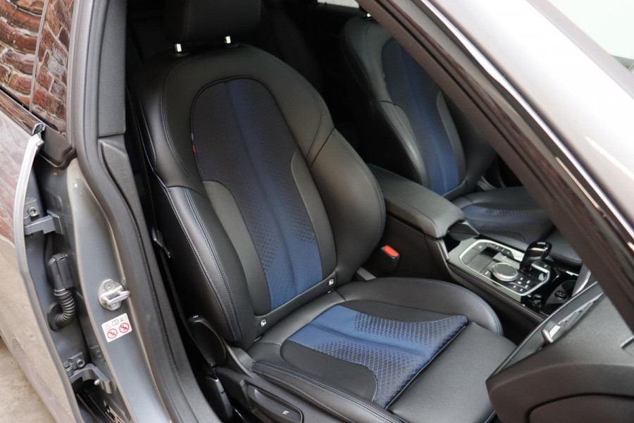 BMW 2 Serie Gran Coupé 218i High Executive M Sport Pakket Automaat / Panoramadak / Live Cockpit Professional / Stoel- en stuurverwarming / Head-Up Display / Achteruitrijcamera / HiFi / Shadow Line / DAB / Cruise Control / Extra Getint Glas / 18 Inch / Climate Control